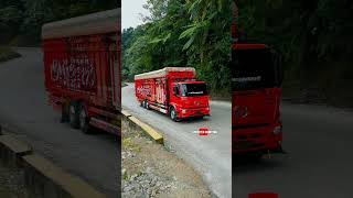 Truk Elegant Di Jalur Sitinjau Lauik