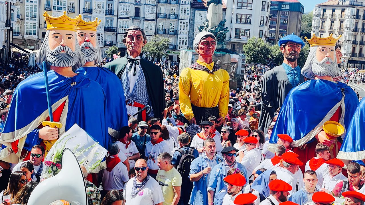 Gigantes Y Cabezudos Vitoria Gasteiz 2023 Parade Of Giants And