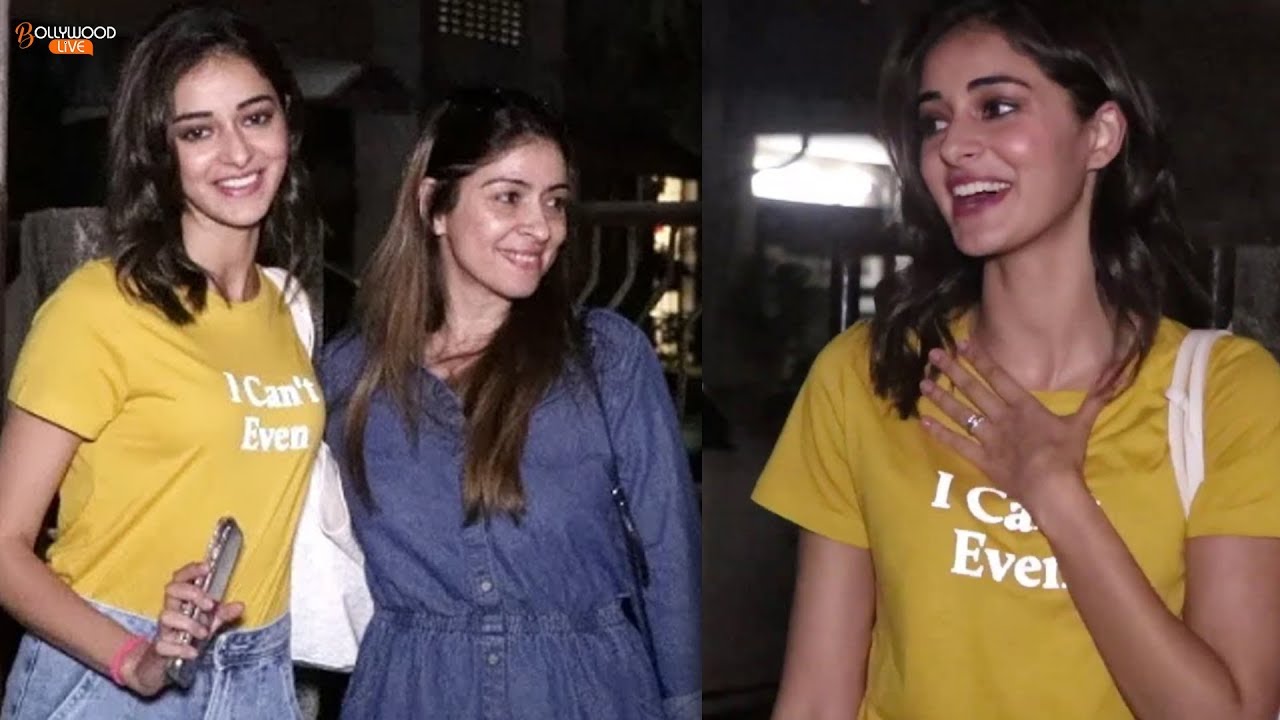 Ananya Pandey Giving Poses With Her Mom Bhavna Pandey | Bollywood Live ...