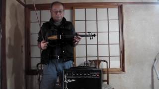 Electric violinの駒は弦の振動を受けて音を作りピックアップに伝える。