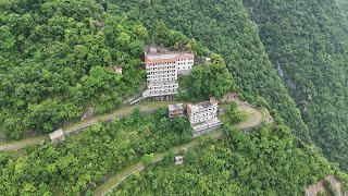 There are actually several villas idle in the mountains, with no one interested大山里面竟有几幢别墅闲置着，无人问津