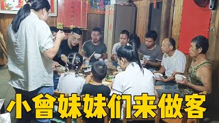 妹妹們來湖南作客，老羅拿蜂蛹鐵板魚來招待，小曾做板栗燒雞 #侗家老羅