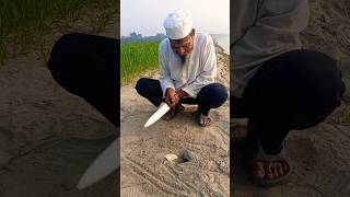 মুসলিম চাচা গর্ত থেকে ইঁদুর বের করলো Muslim uncle pulled a rat out of a hole #rat #survival #farmer