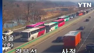 충북 청주 경부고속도로서 버스 3대 추돌...3명 경상 / YTN