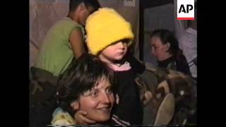 BOSNIA: KLADANJ: THOUSANDS OF REFUGEES FLEE ZEPA