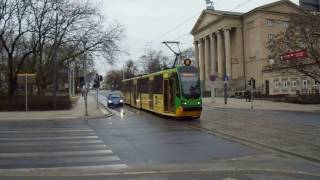 MPK Poznań, tramwaj linii 8 przejeżdża ulicą Fredry