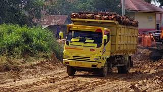 Sopir Truk Sawit Riau Sudah Putus Urat Takut, Nekat Terobos Lumpur Hingga Patas As Roda