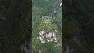 贵州深山里的废弃四合院，三面皆是悬崖峭壁，只有一条小路可以上山，不知何人所建，为何要把房屋建在山顶之上？#神秘 #四合院 #古建筑#废弃建筑  #旅行推荐官