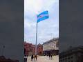 La bandera argentina ondeando en la Plaza de Mayo, República Argentina