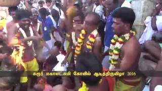 மகாலட்சுமி கோவிலில் தலையில் தேங்காய் உடைத்து நேர்த்திக்கடன்