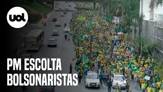 Bolsonaristas golpistas são escoltados pela PM enquanto caminham até o Congresso