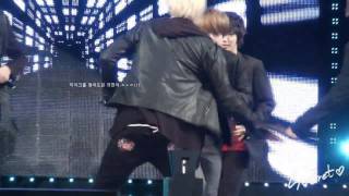 [HD fancam] 110917 Korea in Motion Festival - Kyuhyun dropped his mic during Mr Simple