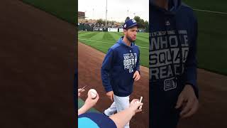 試合前サイン中のカーショー選手Clayton Kershaw #mlb #dodgers #springtraning #wbc #メジャーリーグ #ドジャース #losangeles