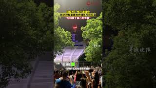 林俊杰广州开演唱会场外观众集体大合唱氛围感拉满 “听到属于自己的青春”