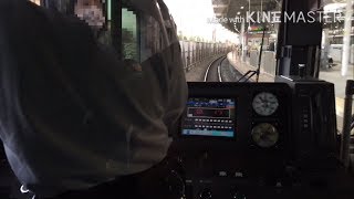 立って運転する東急の運転士