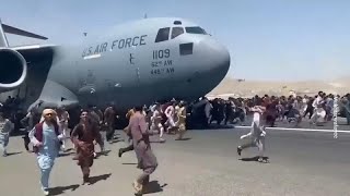 Afghanistan : scènes surréalistes sur le tarmac de l'aéroport de Kaboul