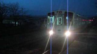 山形鉄道フラワー長井線YR-880形　夜の赤湯駅到着