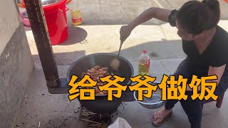 爷爷最近身体好多了，胃口也不错，青妹妹炖了红烧肉鸽子汤给他吃【青妹妹】