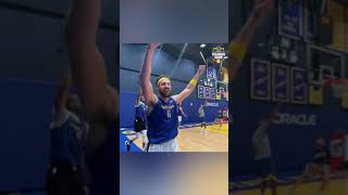 Warriors hyped up, shooting contest between Steph, Klay & Iggy 🗣 | #dubnation 💙💛