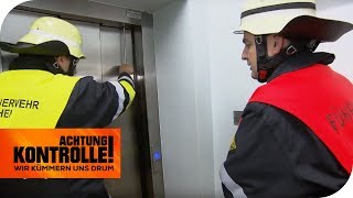 Notfall im Fahrstuhl! Mutter & Baby stecken fest! | Achtung Kontrolle | kabel eins