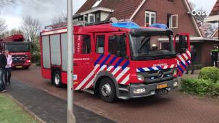 Brandweer forceert voordeur van huis in Almelo waar brandje woedt