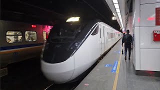 2153次基隆發車經由山線開往嘉義EMU728+EMU727阿福號區間車，和410次樹林發車經由花東線開往台東東部超優質直達EMU3000型十二輛編組EMU3047皮蛋豆腐騰雲號藍色帶新城際自強號列車