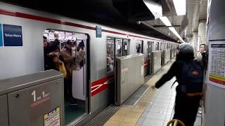 なんとなく電車：東京メトロ新宿駅：丸ノ内線池袋行き発車光景（駆け込み乗車成功）