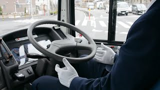 自動運転バス、乗り心地は？運転手いるけど、このポーズ