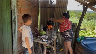 Pare1 preparando para o almoço na roça veja quem apareceu