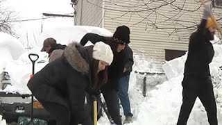 Raw: Buffalo Residents Digging Out, Helping Out