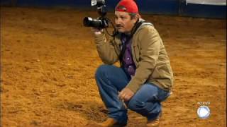 Touro invade arena durante rodeio e quase ataca fotógrafo em Porangaba