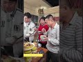 全红婵妈妈和全红婵爸爸和全红婵哥哥其乐融融吃饭 quanhongchan family atmosphere is so so excellent