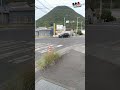 赤信号無視して右折するする車