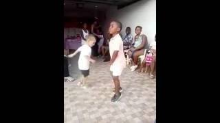 Niños Bailando la chilaperra