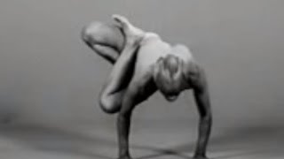 Bellur KriShnamachar Sundararaja BKS Iyengar does his famous yoga poses in 1977 - ヨーガ