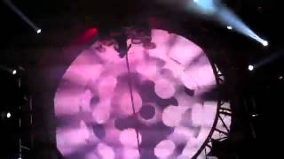/TOMMY LEE'S ROLLER COASTER 360 DRUM SOLO - MOTLEY CRUE 2011 Tour - YouTube2.flv