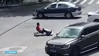 Man rijdt met kart op de openbare weg in China  - RTL NIEUWS