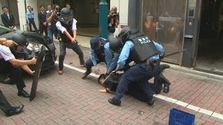 拳銃使った強盗を防げ 銀座の宝石店で訓練