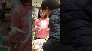 売り子をする吉川友 20170325 SATOYAMA 幕張メッセ