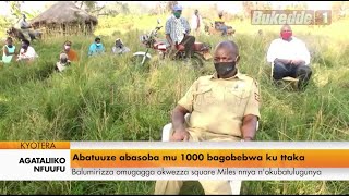 Agataliikofuufu:Abatuuze abasoba mu 100 bagobebwa ku ttaka. Balumiriza omuggagga okwezza square mile