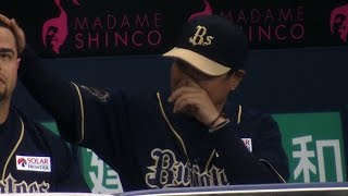 【プロ野球パ】カラバイヨの頭をナデナデ 2015/06/21 Bs-L