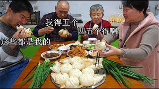 东北大妈蒸一锅野菜包子，皮薄馅大香喷喷，媳妇吃大葱挺馋人啊