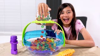 TESTANDO MÁQUINA DE ORBEEZ - 15 brincadeiras diferentes em um único brinquedo | Renata Celi e Helena