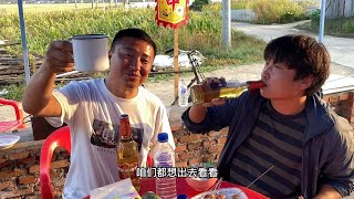 葡萄熟透了摘下来自酿葡萄酒，30天后就能喝上！买个罐子花50块【东北鸭蛋说白了】