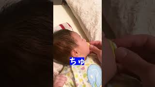 泣いている弟におしゃぶりを渡すお姉ちゃんWW #shortvideo #赤ちゃん #1歳児#新生児#兄弟愛