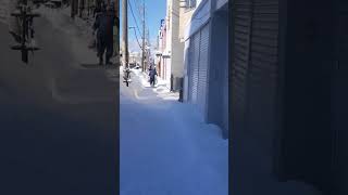 一歩違えば大惨事(？)屋根から雪が落ちてきた