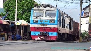 Ngắm đoàn tàu hỏa cổ kính tại Hà Nội Việt Nam - See the ancient train in Hanoi Vietnam