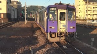 終点の加茂駅に到着する少年が前面展望撮影をしている関西本線上りキハ120形