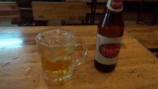 アキーラさん堪能①ベトナム・ホーチミン・サイゴンビールレッド（ベトナムのビール）Saigon beer Red in Saigon city in Vietnam