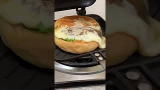 ラムーのハンバーガーにチーズ追加でホットサンド作ってみた #shorts